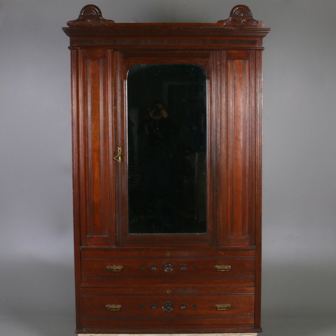 KLÄDSKÅP, England, 1900-talets första kvartal.