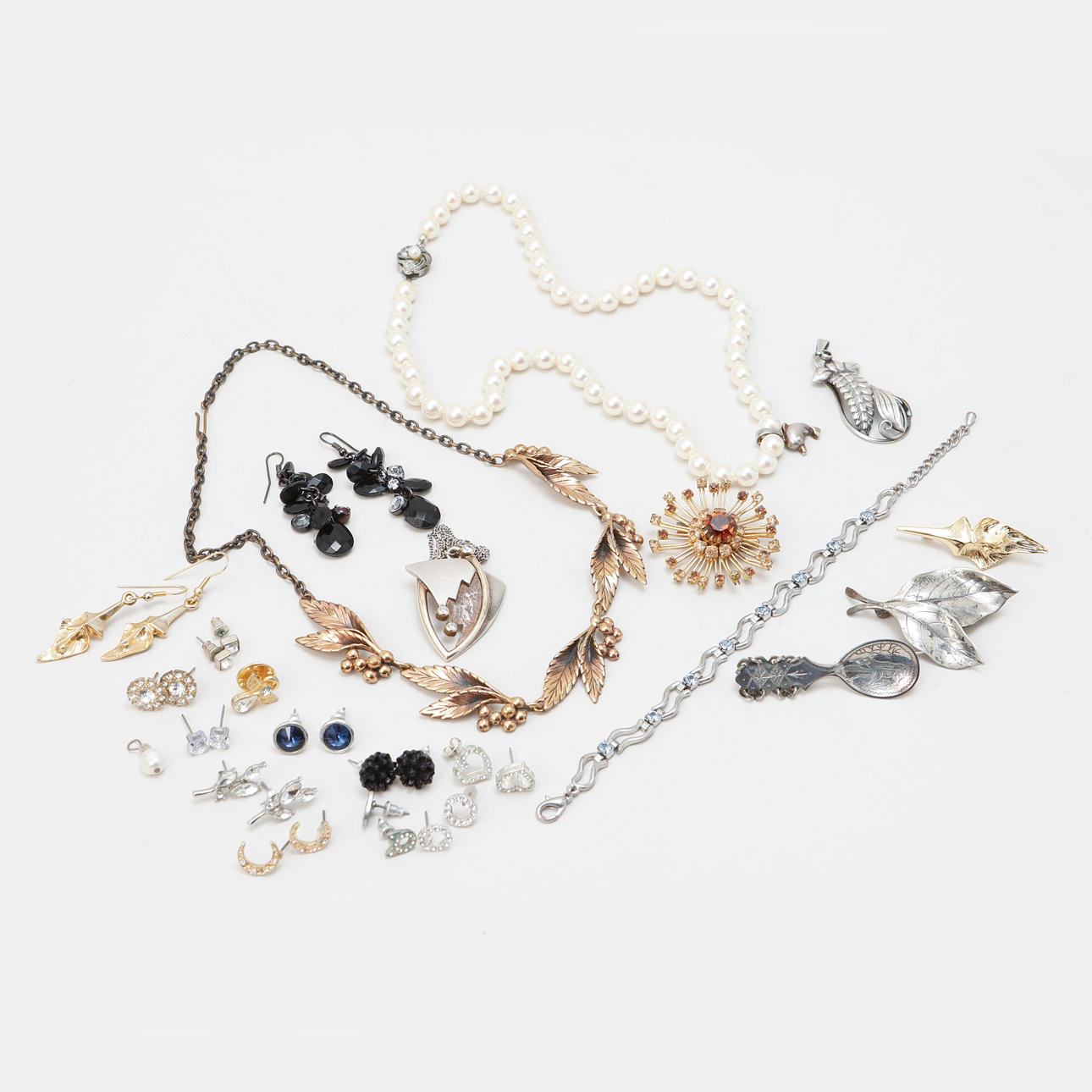 JEWELLERY AND WRISTWATCHES, assorted.