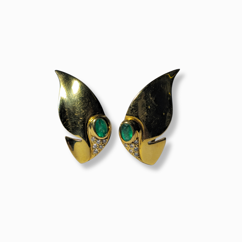 GOLD, EMERALD AND DIAMOND EARRINGS.