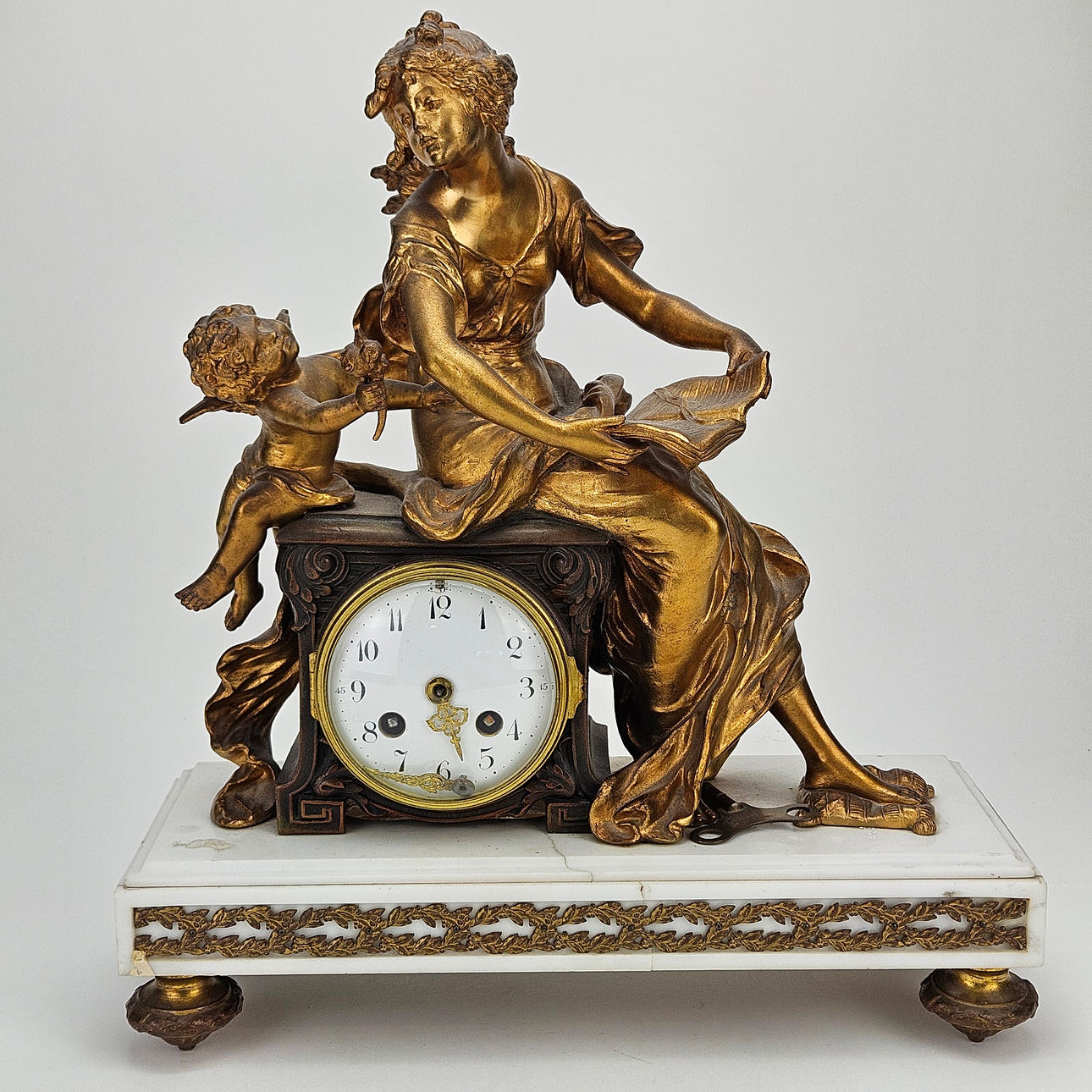 A late 19th century table pendant.