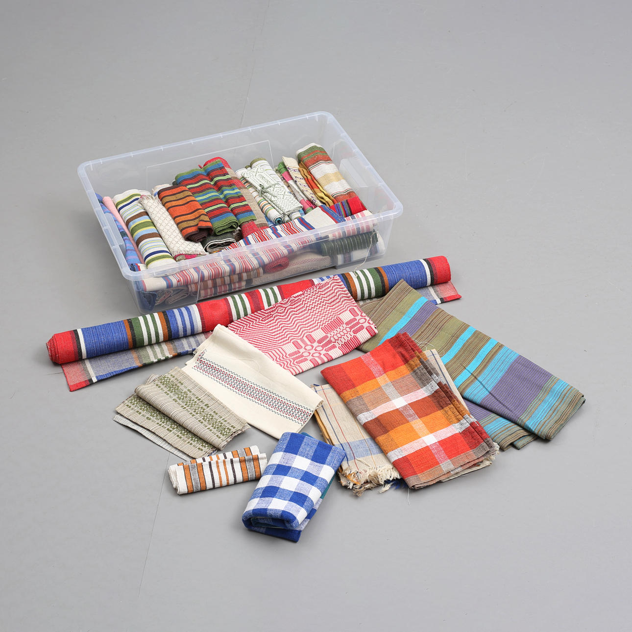 DUKAR samt LÖPARE, hemvävda, parti.