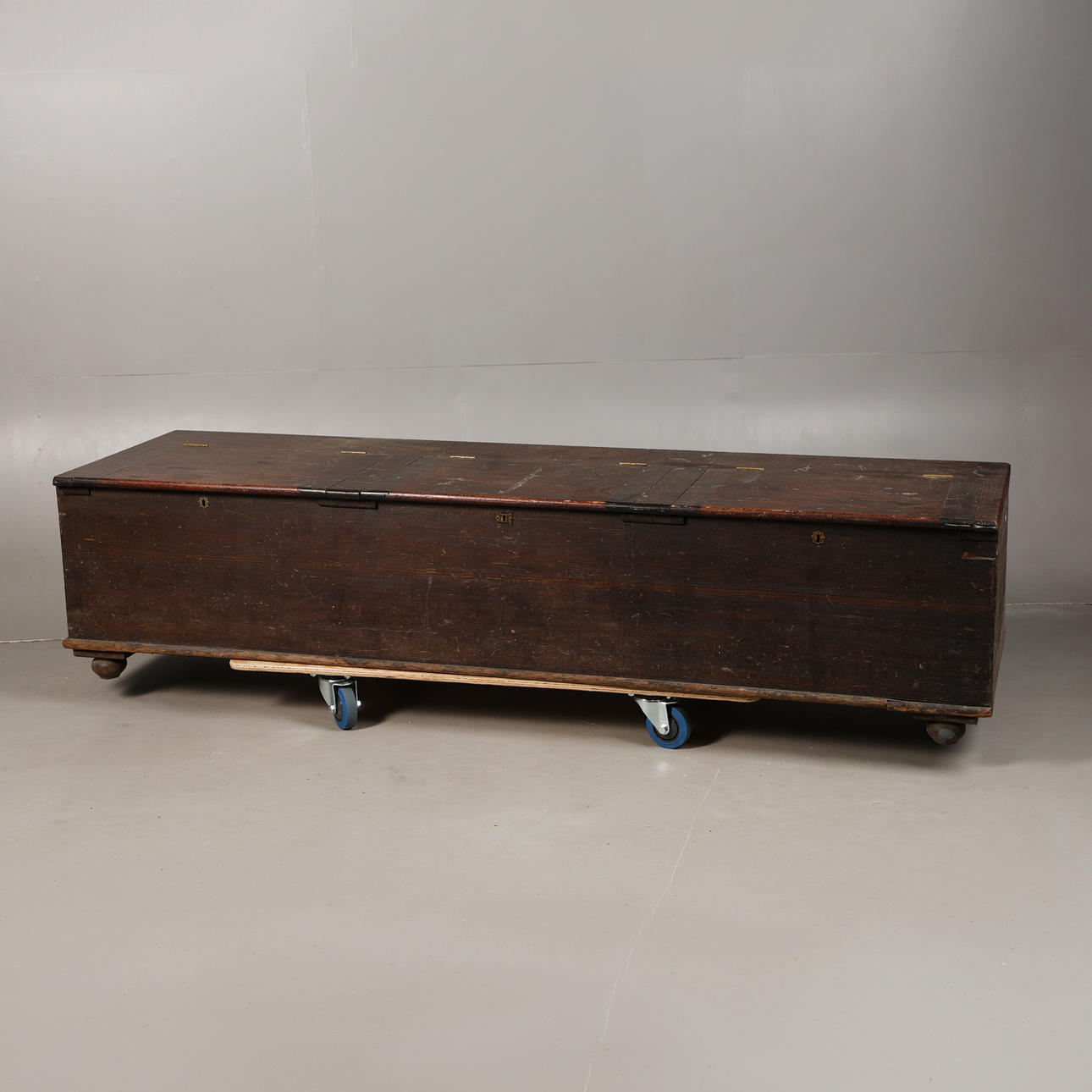 AN UNUSUAL OAK AND PINE STORAGE CHEST.