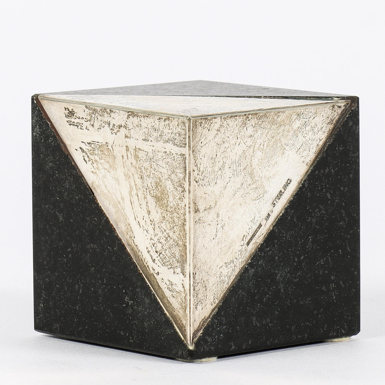 SKULPTUR / BREVPRESS sterlingsilver/sten, Jan Lundgren.