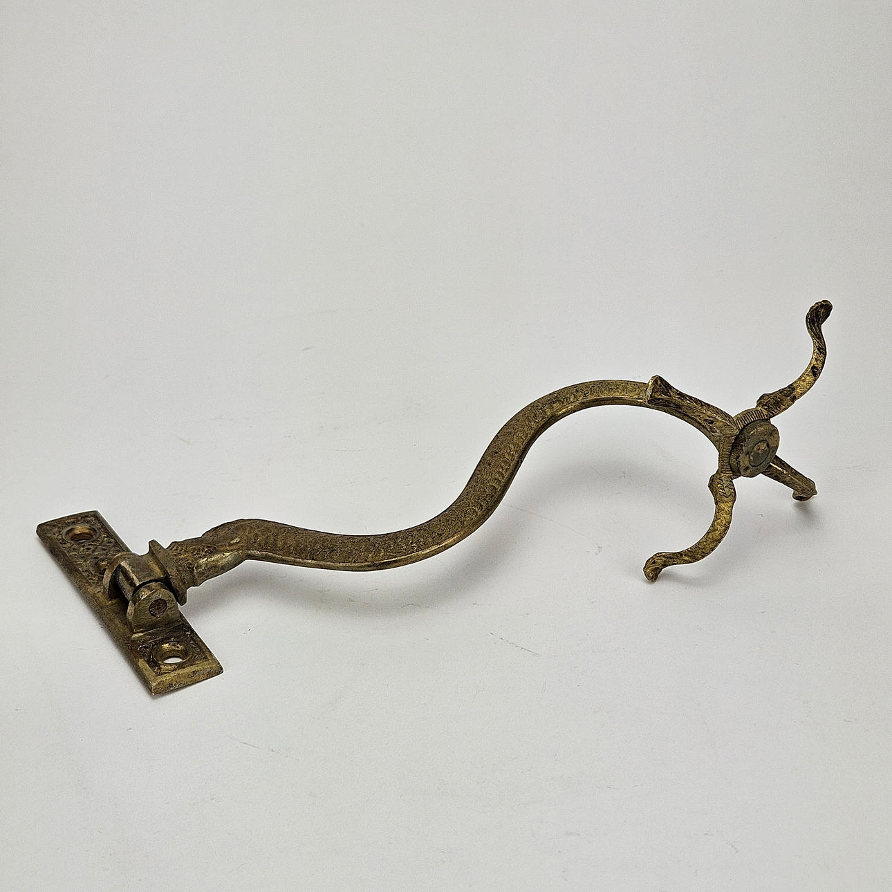 HÄNGARE, mässing, i form av orm, 1900-tal.