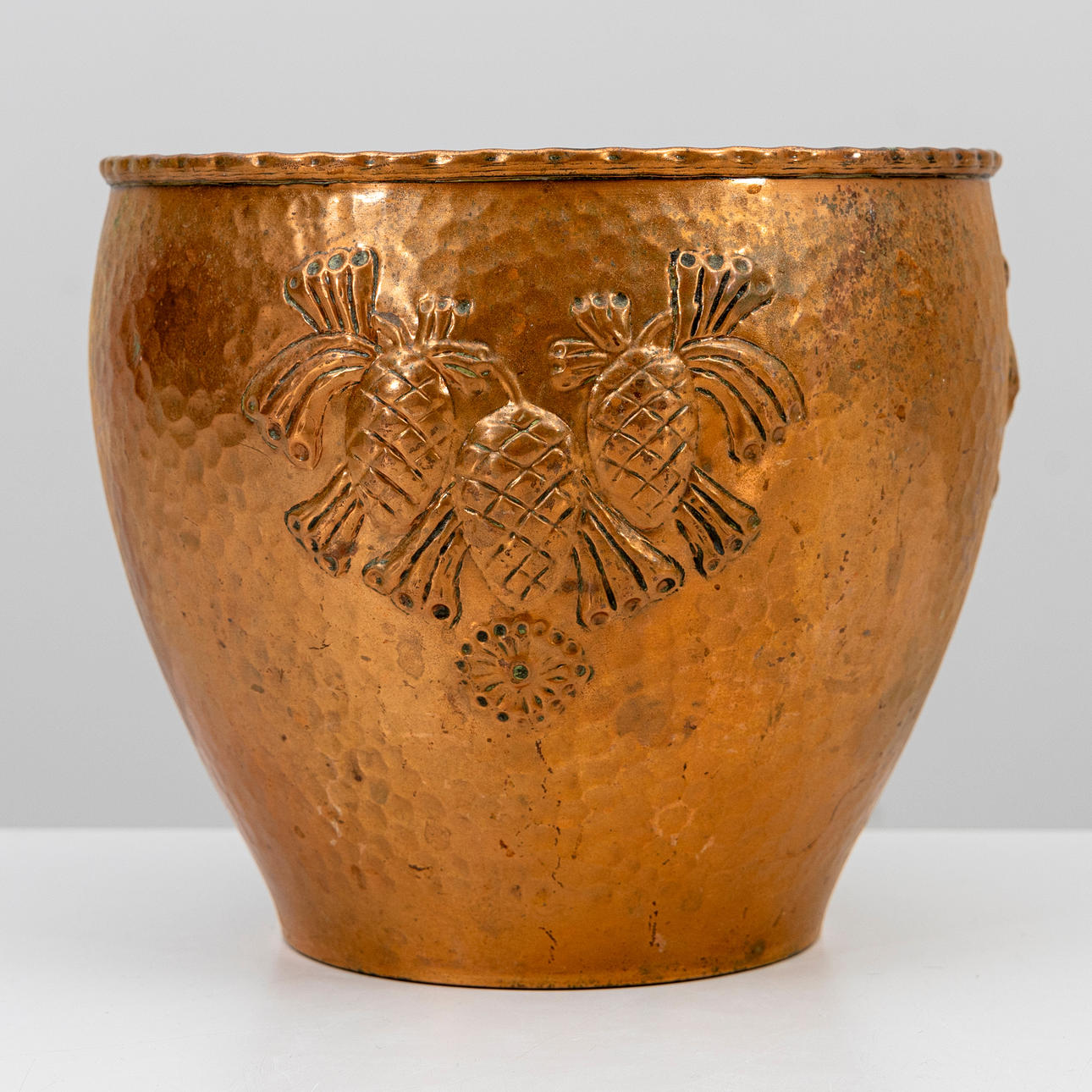 YTTERFODER, koppar, dekor av kottar, jugend, 1900-talets början.