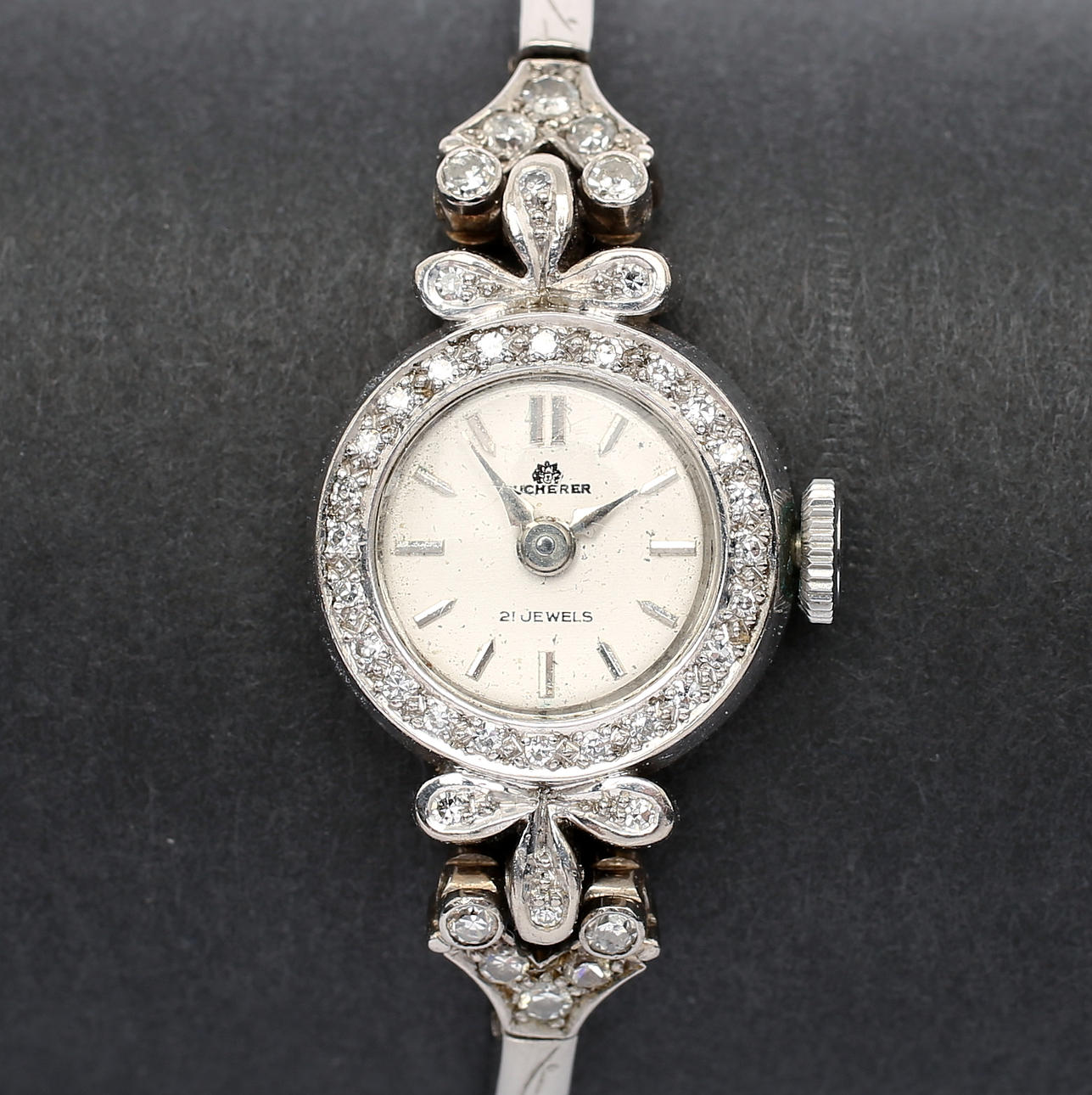 DAMARMBANDSUR, Bucherer, 18K vitguld med diamanter ca 0,60 ct. Totalvikt ca 17,9 g.