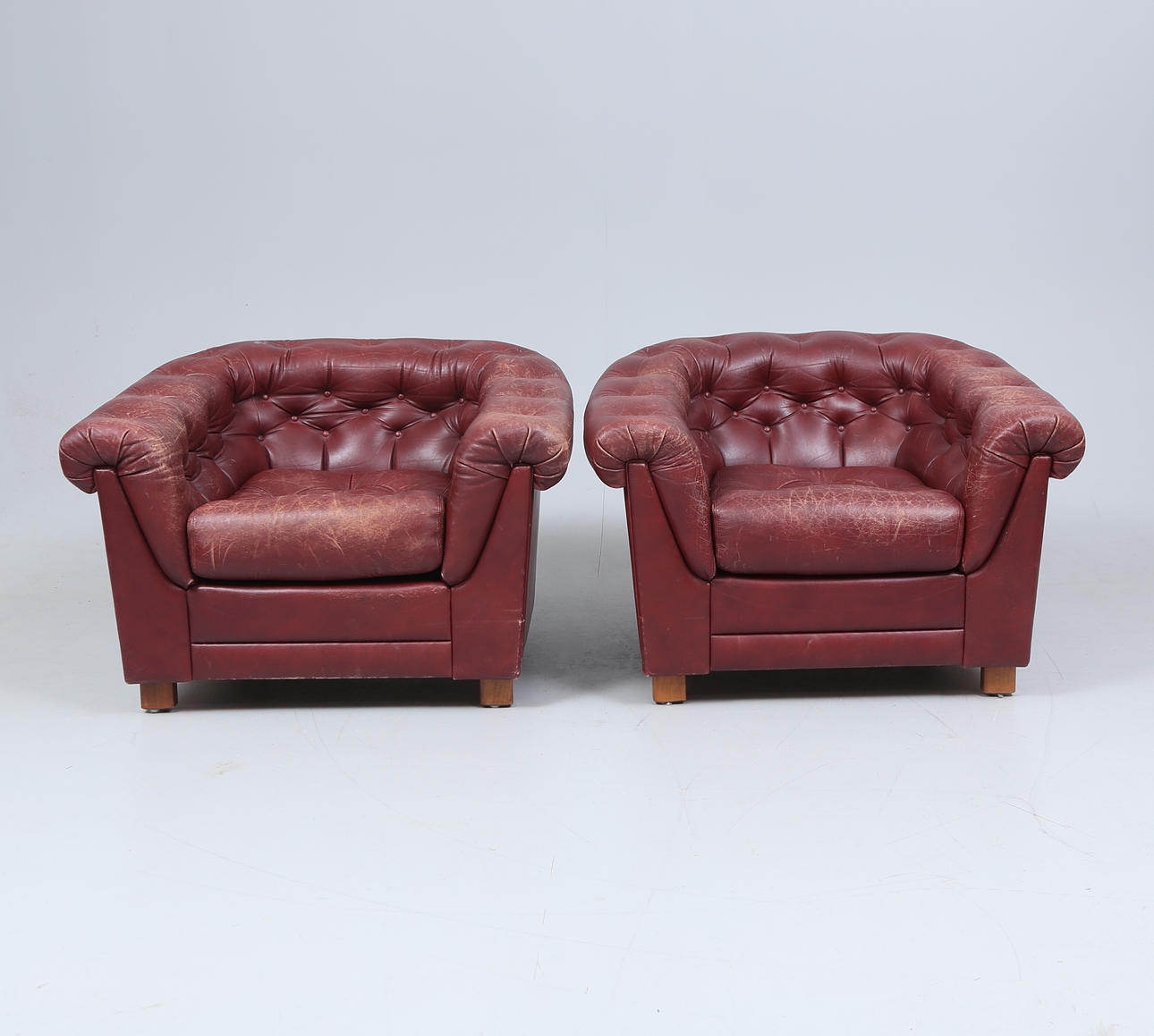 CLUBFÅTÖLJER, 1 par, 1900-tal.