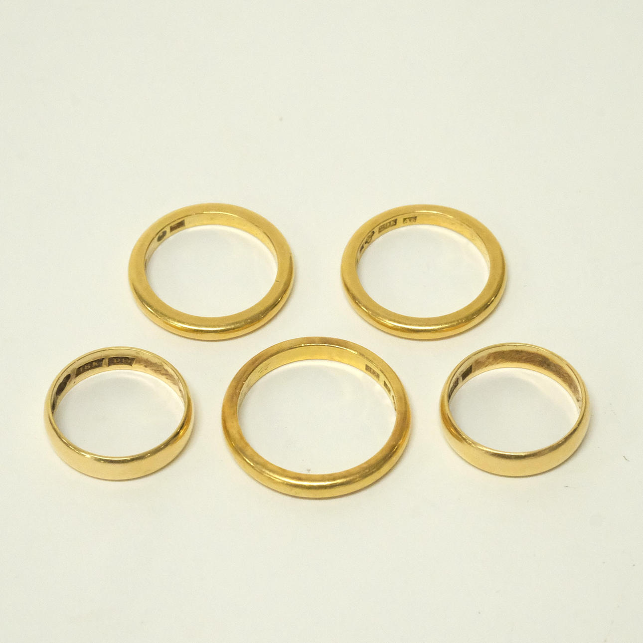 RINGS, 18- AND 20K GOLD, FIVE PIECES.