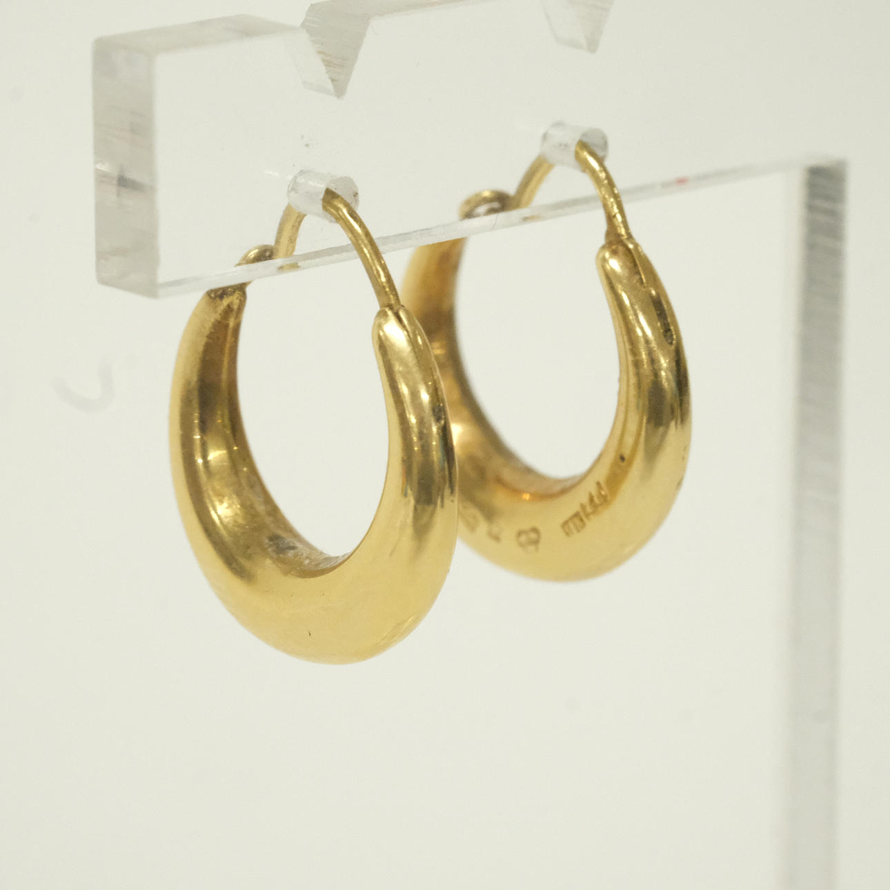 ETT PAR ÖRHÄNGEN, CREOLER, 18K GULD.