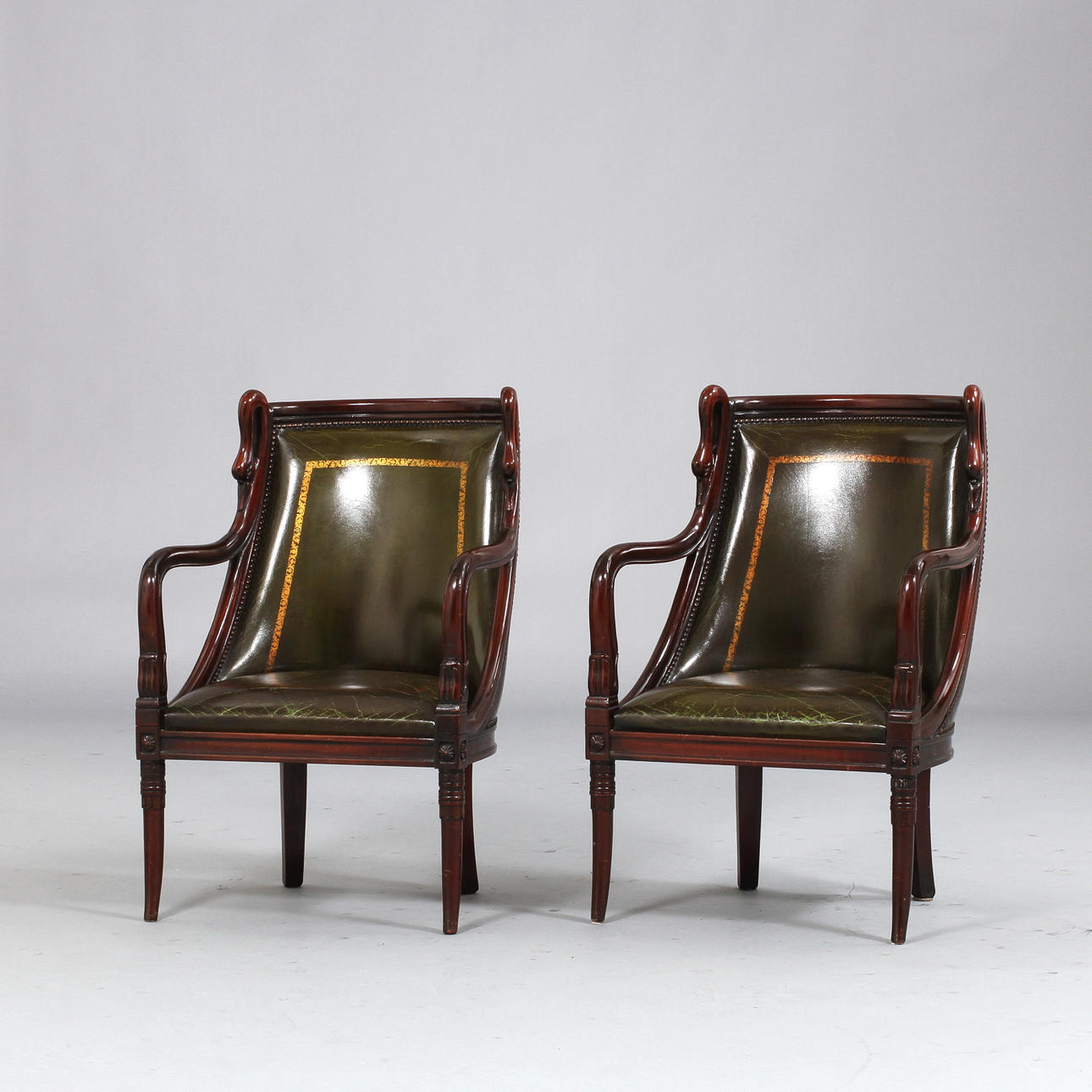 KARMSTOLAR, ett par, engelsk stil, 1900-talets andra hälft.