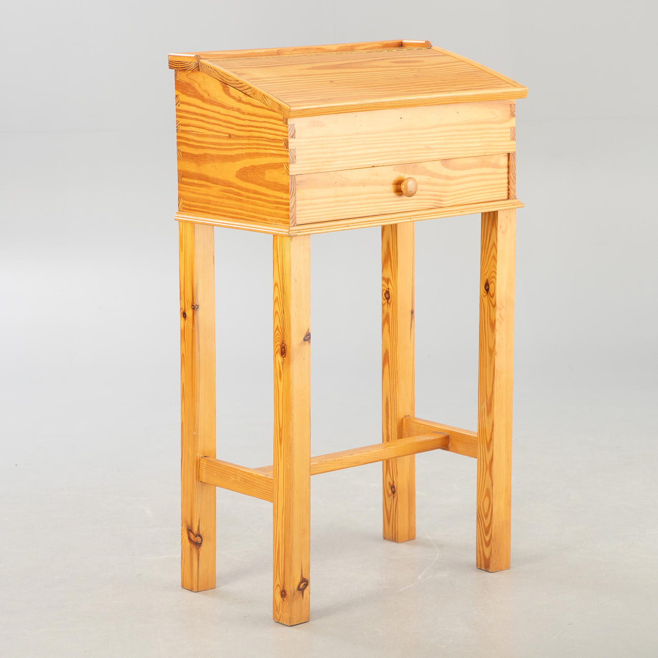 Standing desk in pine wood.