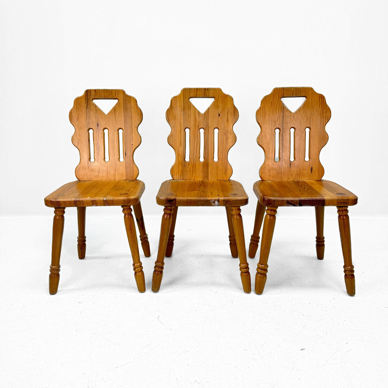 TRÄSTOLAR - 3 st 1900 talets senare del.