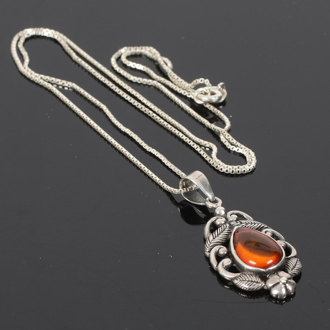 A PENDANT, CHAIN, silver, amber.
