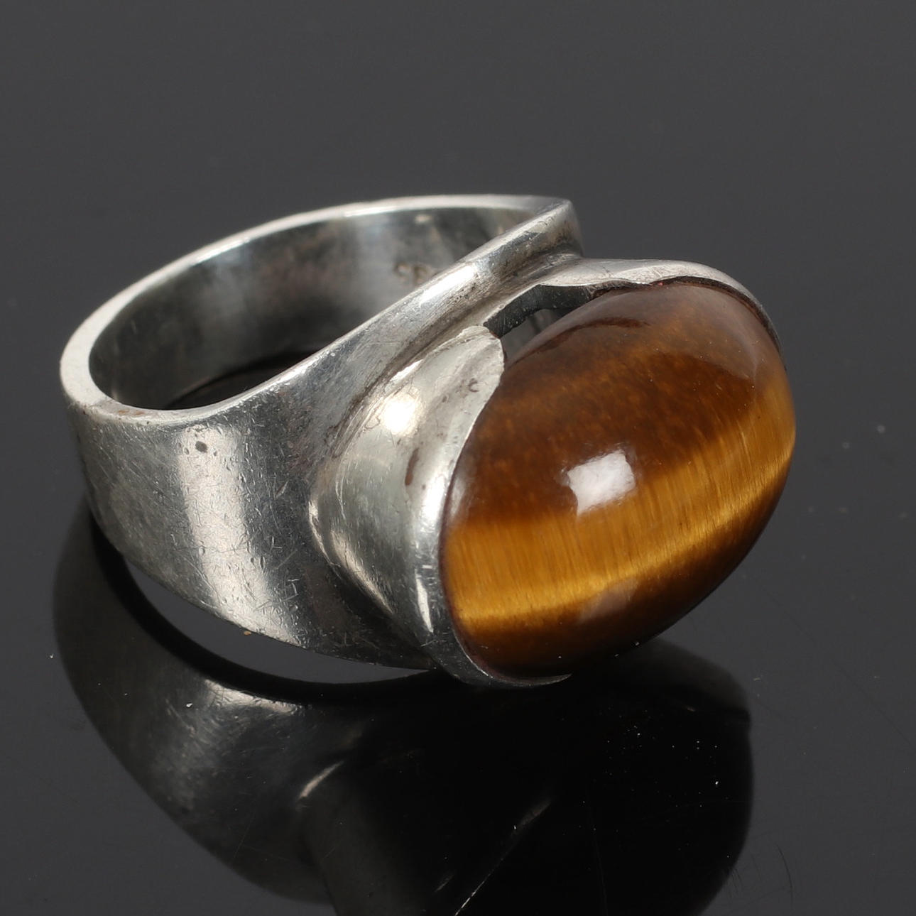 (6C13) RING, silver, med tigeröga, 1900-tal.