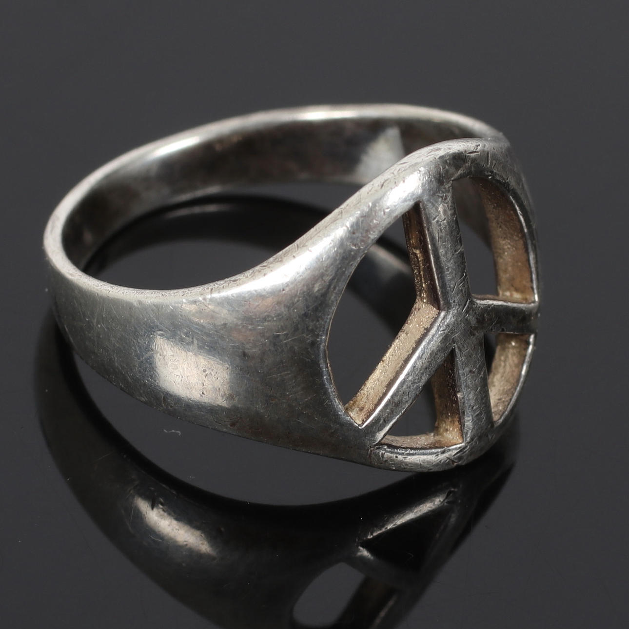 (6C18) RING, Sterling silver, “Peace”. 20th century.