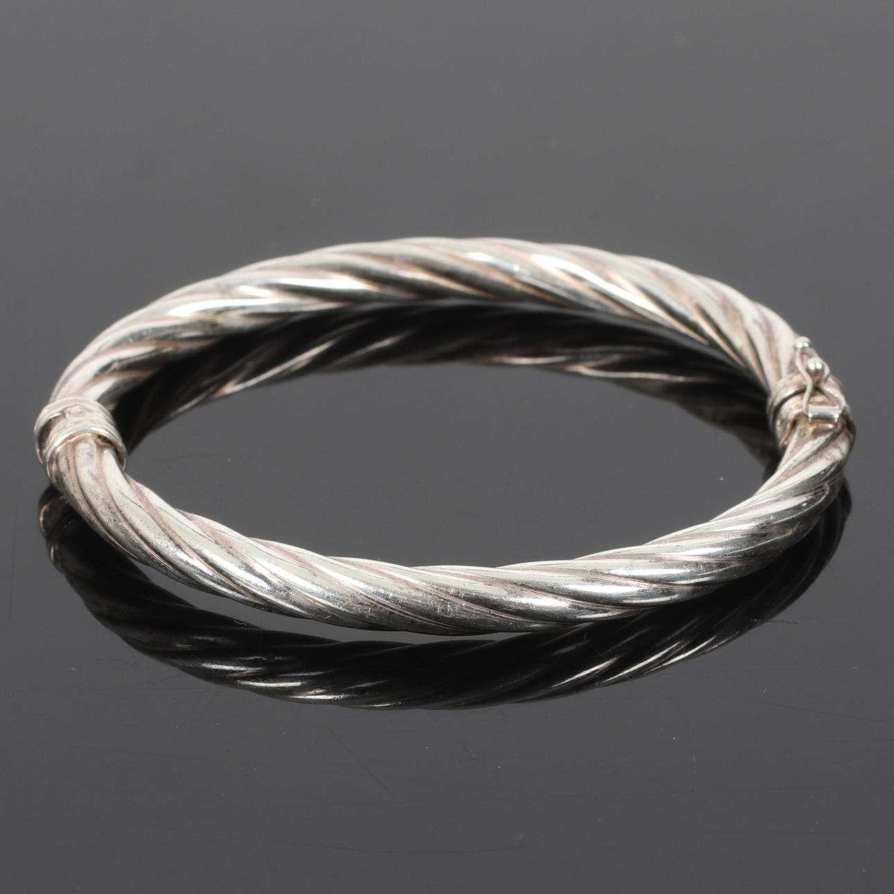 (6C19) A silver twisted bracelet, 20th century.