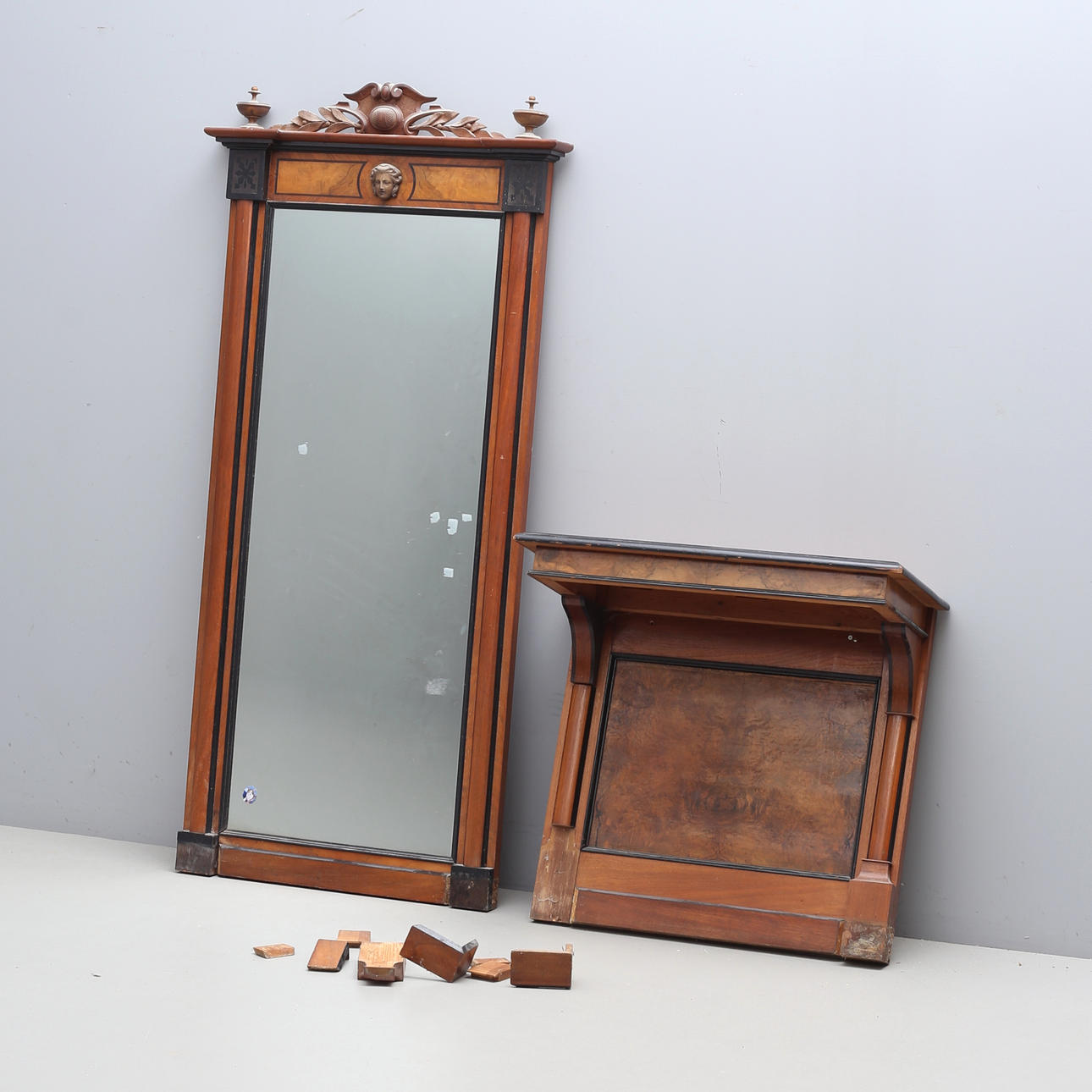 A mirror with console table, walnut, 1800/20th century.