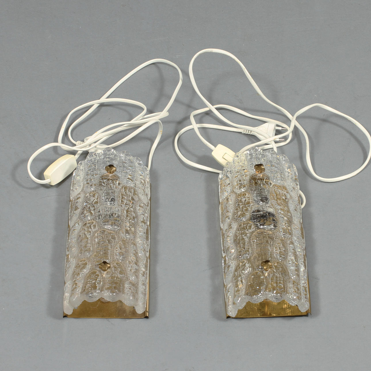 VÄGGLAMPETTER, ett par, glas, Orrefors.