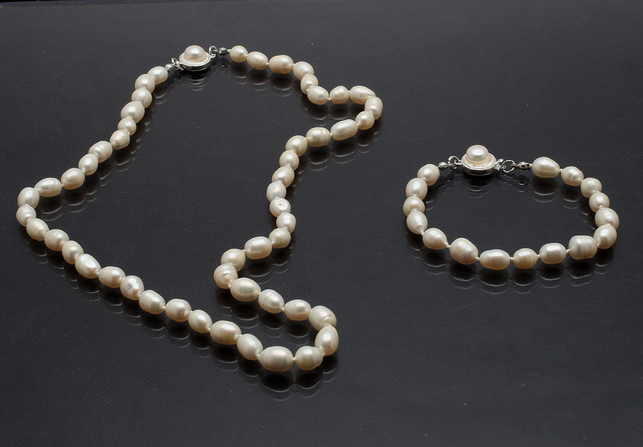 COLLIER samt ARMBAND, barocka pärlor.