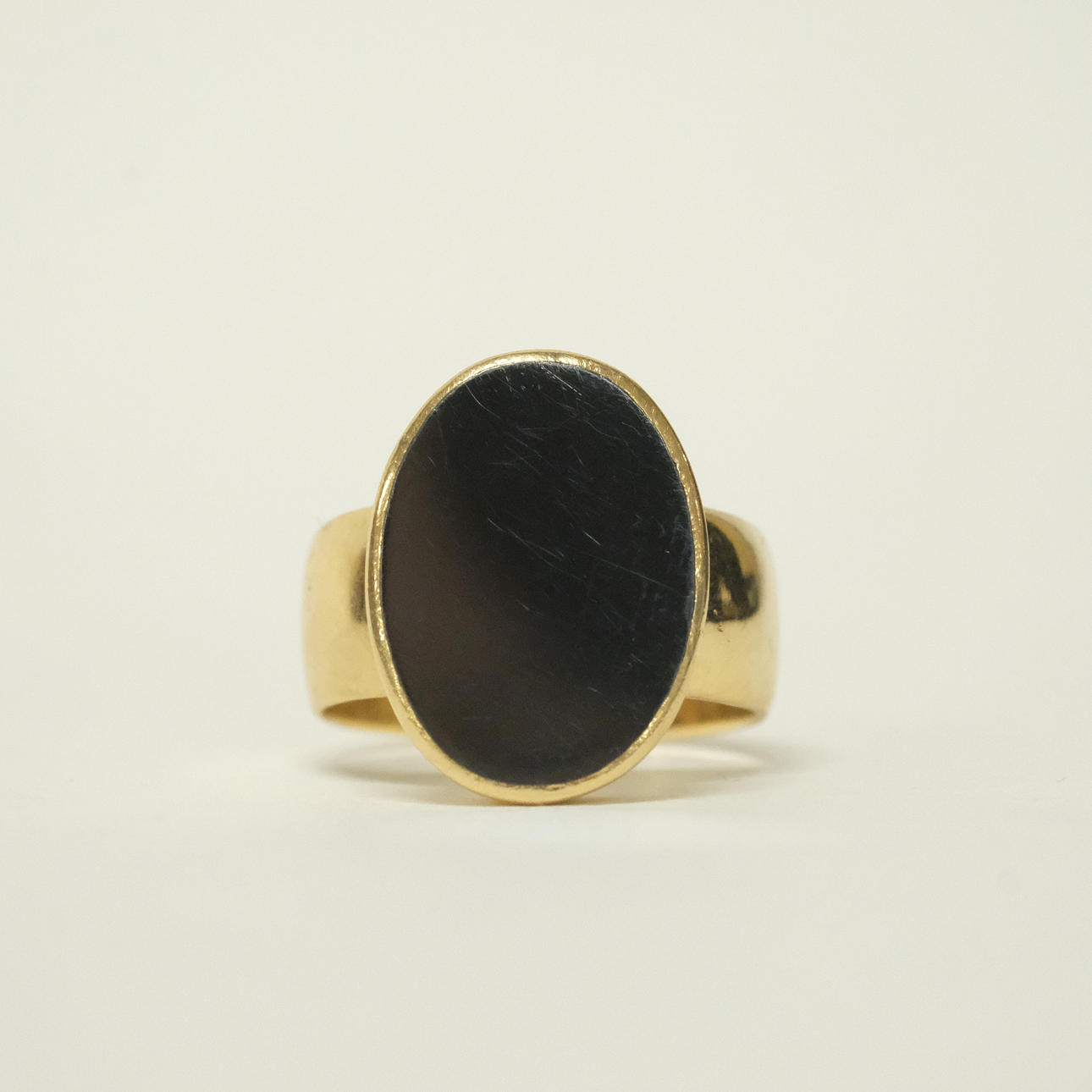 RING WITH HEMATITE, 18K GOLD.