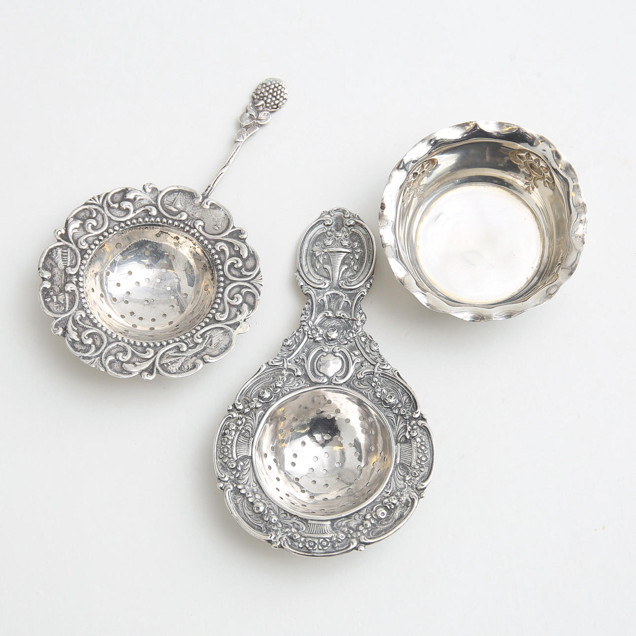 SILVER OBJECTS, tea straws and bowl, 830 S, 76 grams.