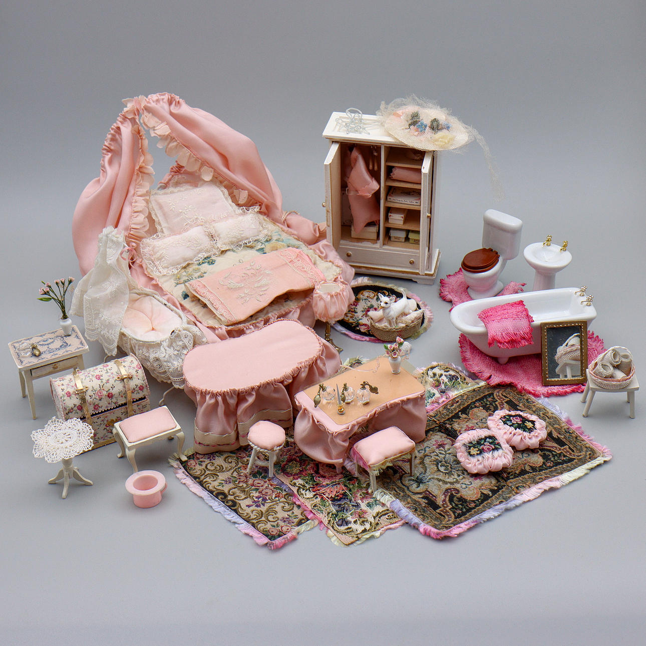 DOCKSKÅPSMÖBLER "ROSA SOVRUM", MÖBLER SAMT DIVERSE TILLBEHÖR, 1900-TAL.