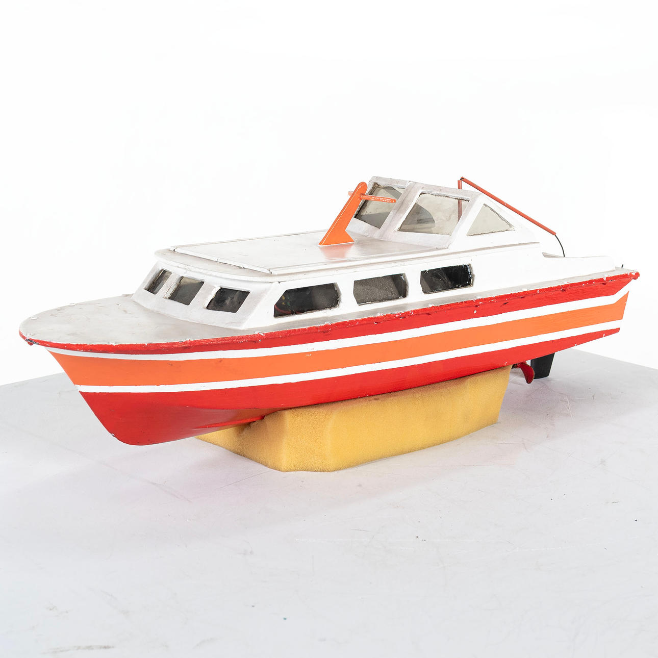 R/C MODEL BOAT.