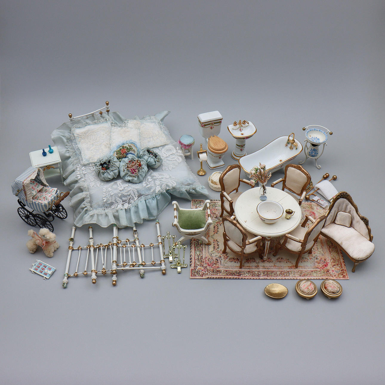 DOCKSKÅPSMÖBLER "BLÅTT SOVRUM", MÖBLER SAMT DIVERSE TILLBEHÖR, 1900-TAL.