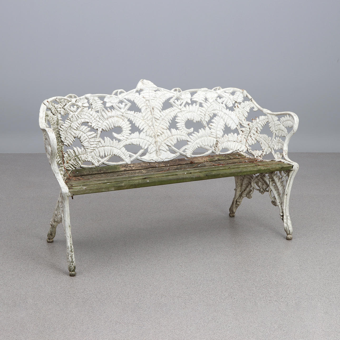 TRÄDGÅRDSSOFFA. Lackerad gjutmetall med trädetaljer. Ormbunksmodell. Riab, 1900-talets andra hälft.