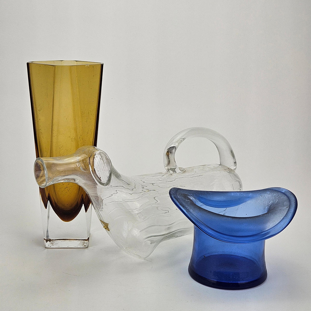 GLASS OBJECTS, 3 pieces, including Gullaskruf.