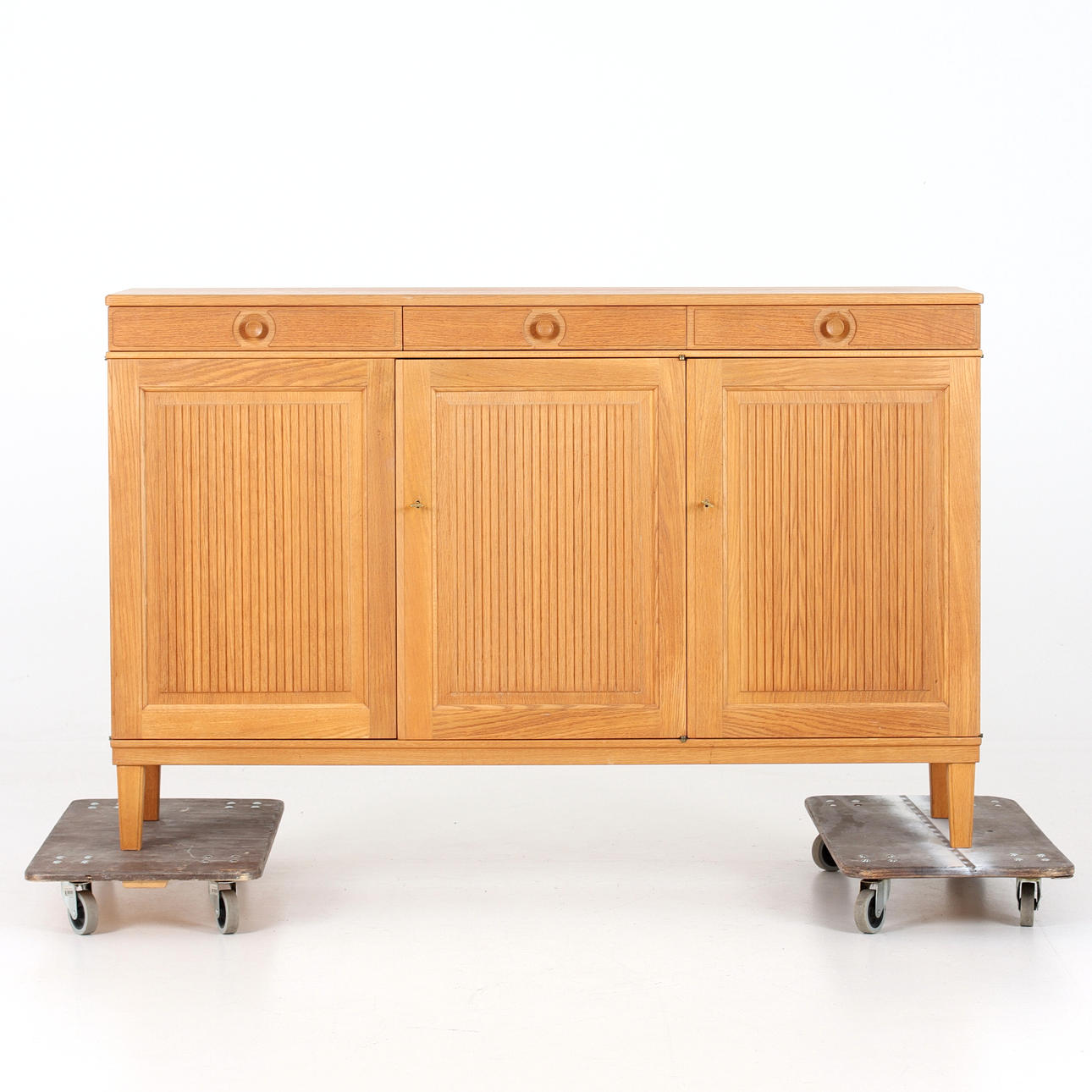 CARL MALMSTEN. Sideboard, “Herrgården”, oak, Bodafors.