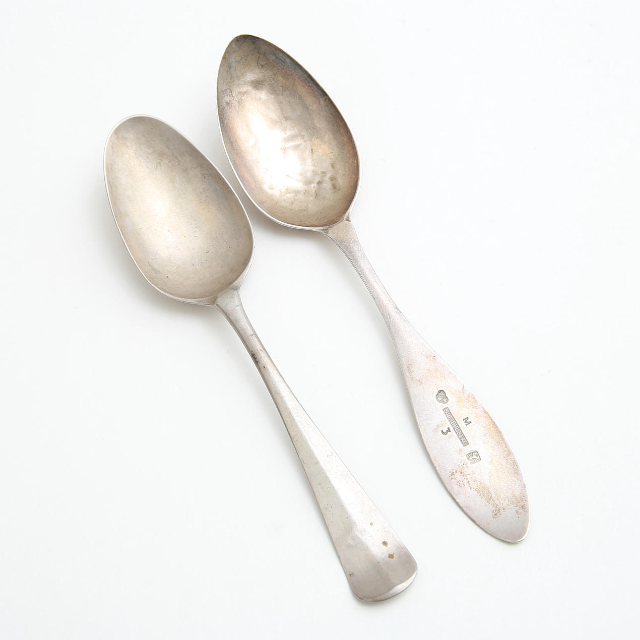 2 silver spoons, 91 grams, 1818 and 1831.
