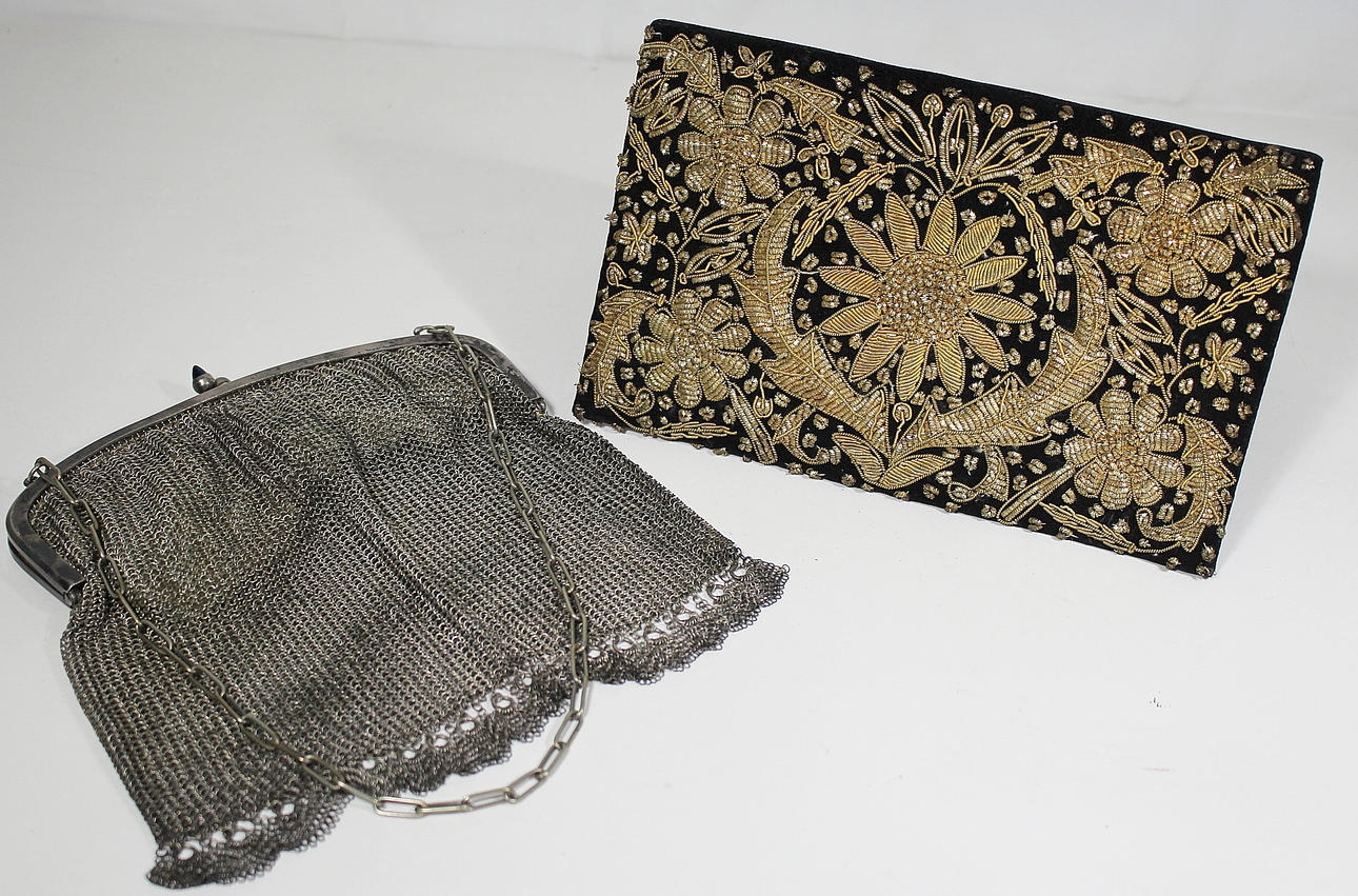 AFTONVÄSKOR, 2 st, metall och broderad sammet, 1920- tal.