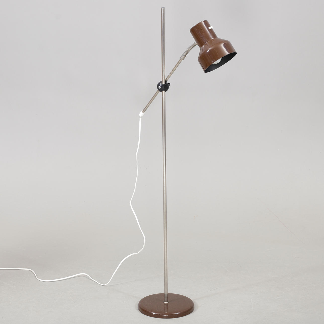 FLOOR LAMP, metal, 1970s.