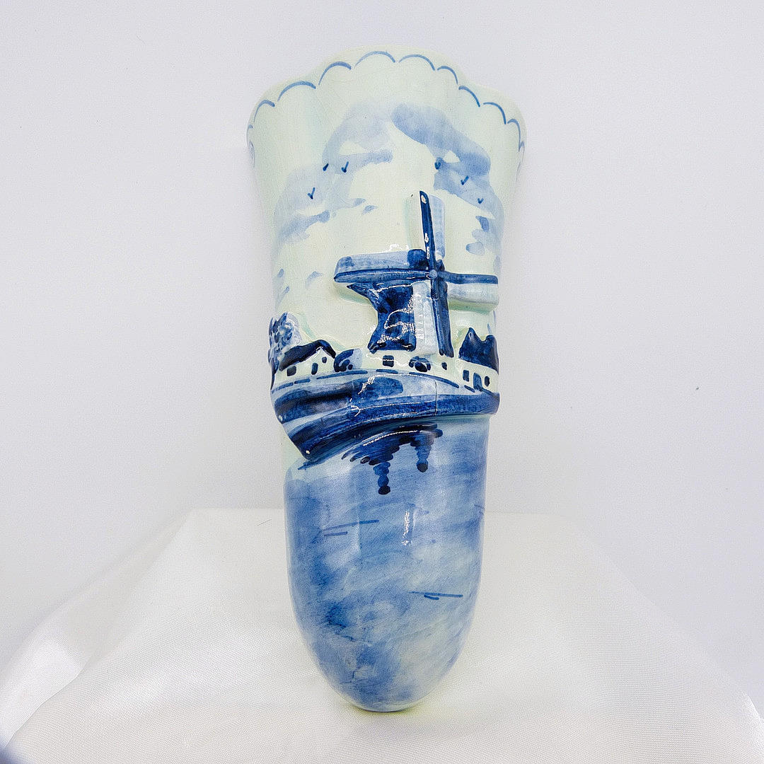 DELFT WALL MOUNTED FLOWER HOLDER.