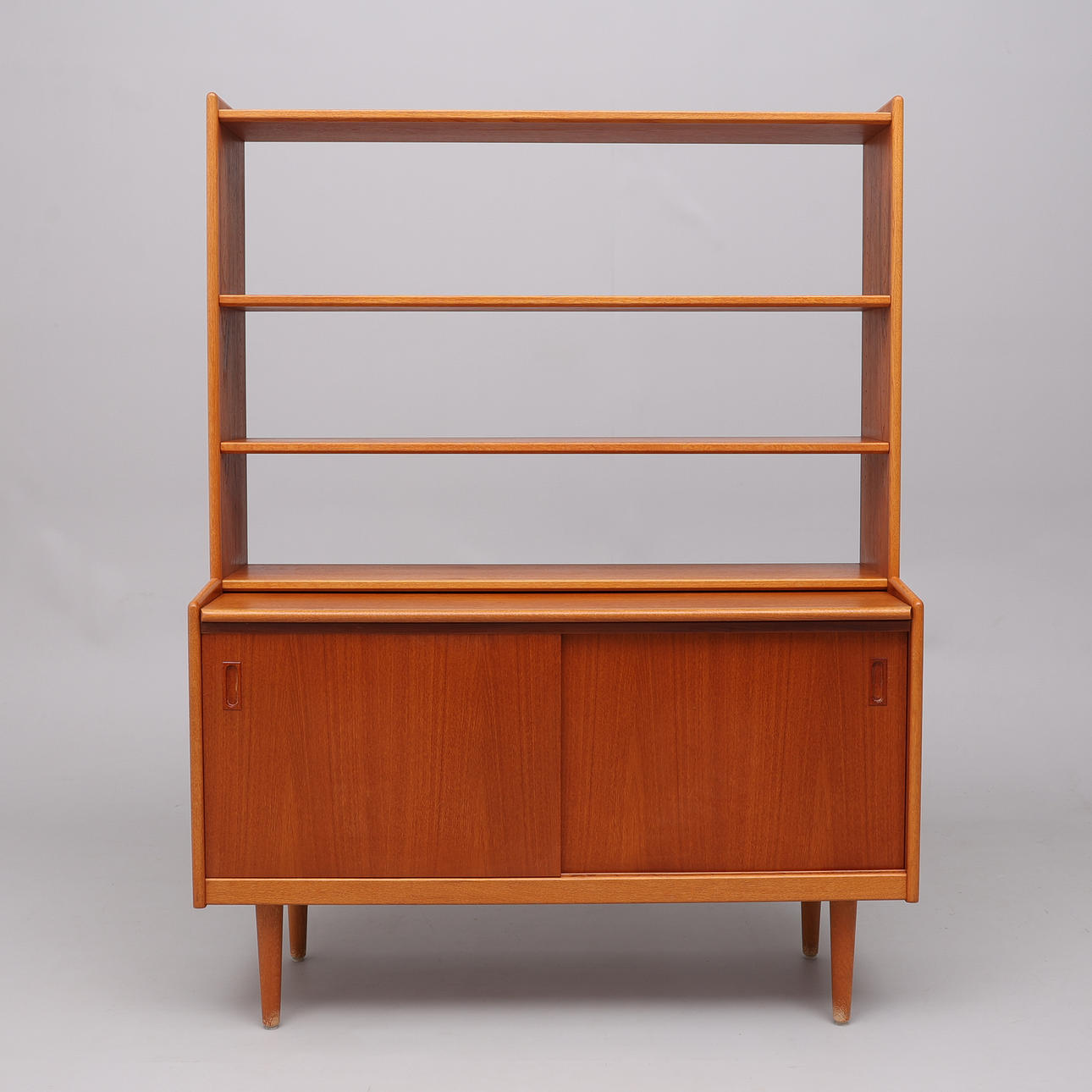 1960S TEAK & OAK BOOKCASE.