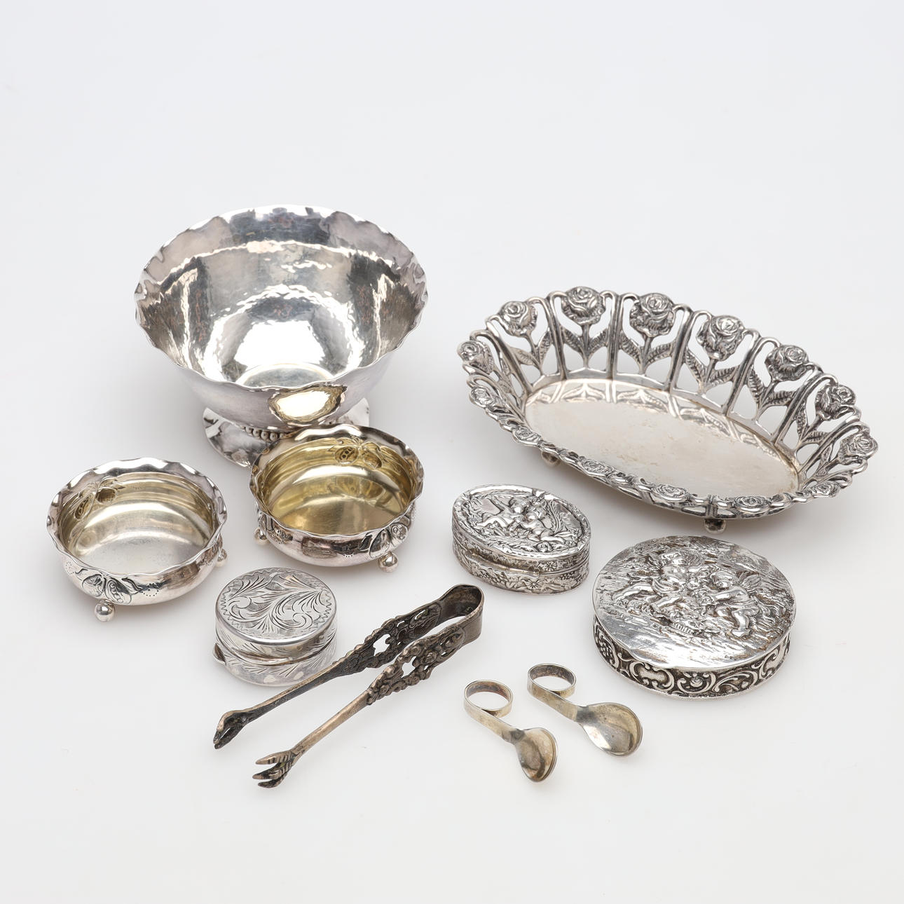 SILVER OBJECTS 10 pieces, weight approx. 215 grams.