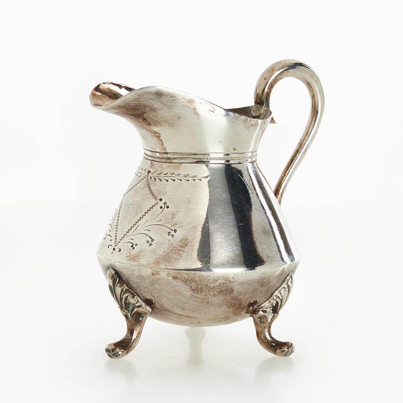 A silver cream jug, 19th century.
