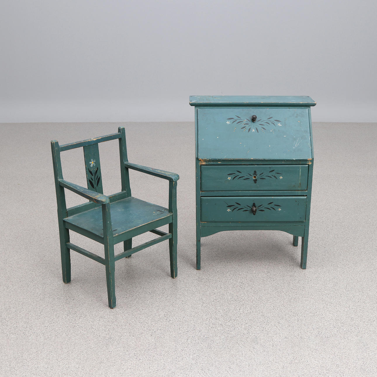 BARNMÖBLER, TVÅ DELAR. Bemålat trä. 1900-tal.