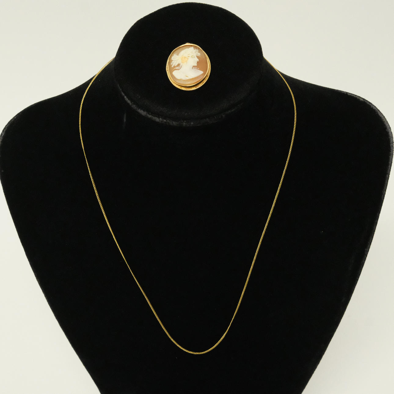 PENDANT WITH CHAIN, 18K GOLD.