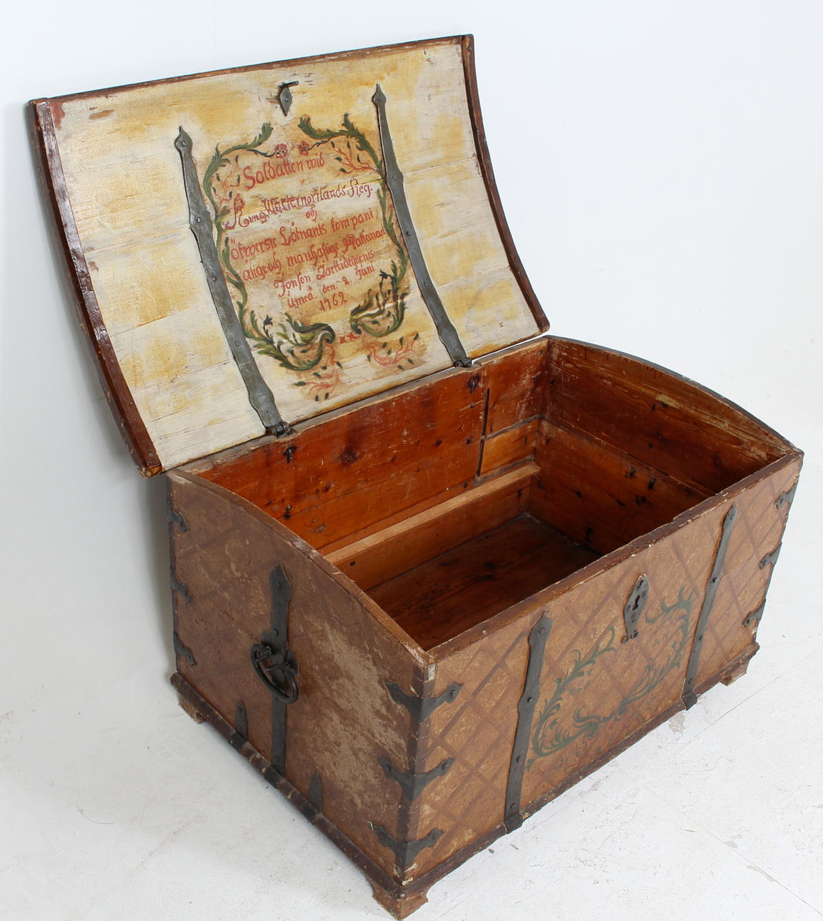 SOLDATKISTA, trä med järnbeslag, 1700-tal.