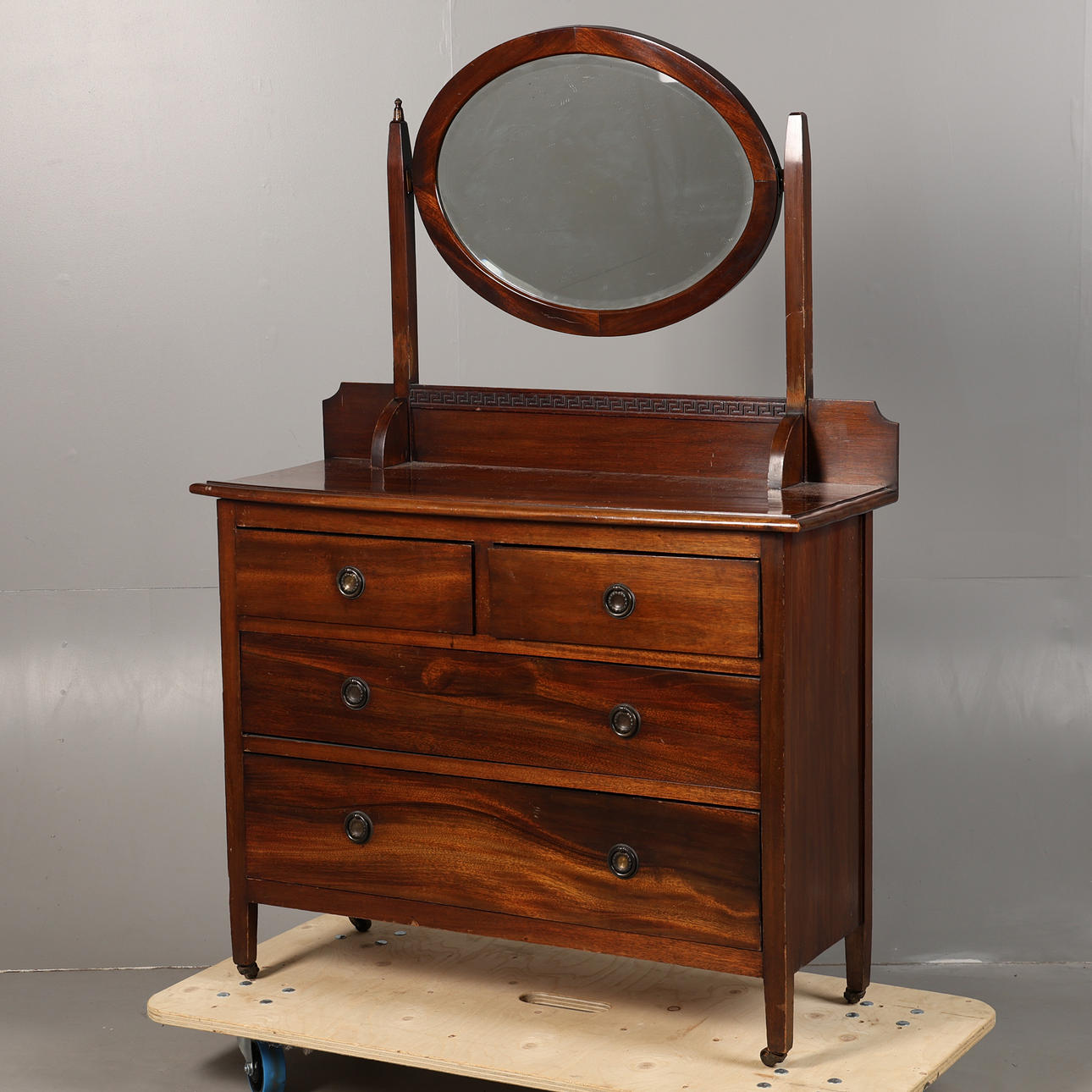 A 20TH CENTURY MAHOGANY DRESSING CHEST.