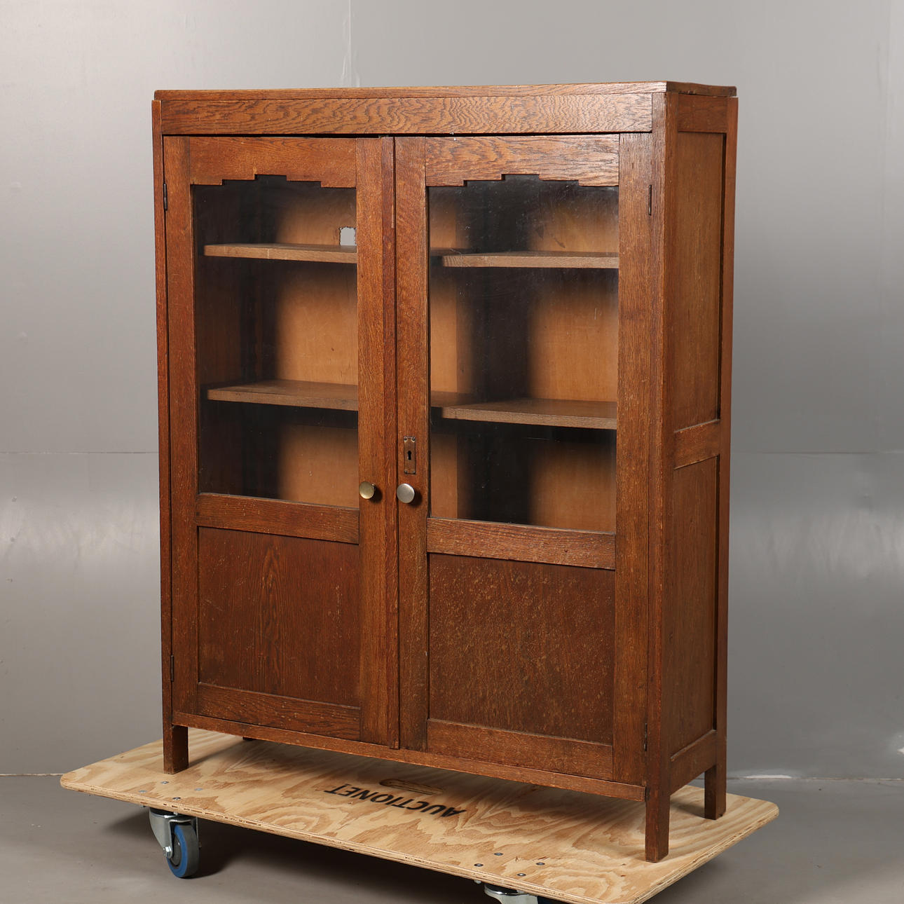 A 20TH CENTURY OAK GLAZED BOOKCASE.