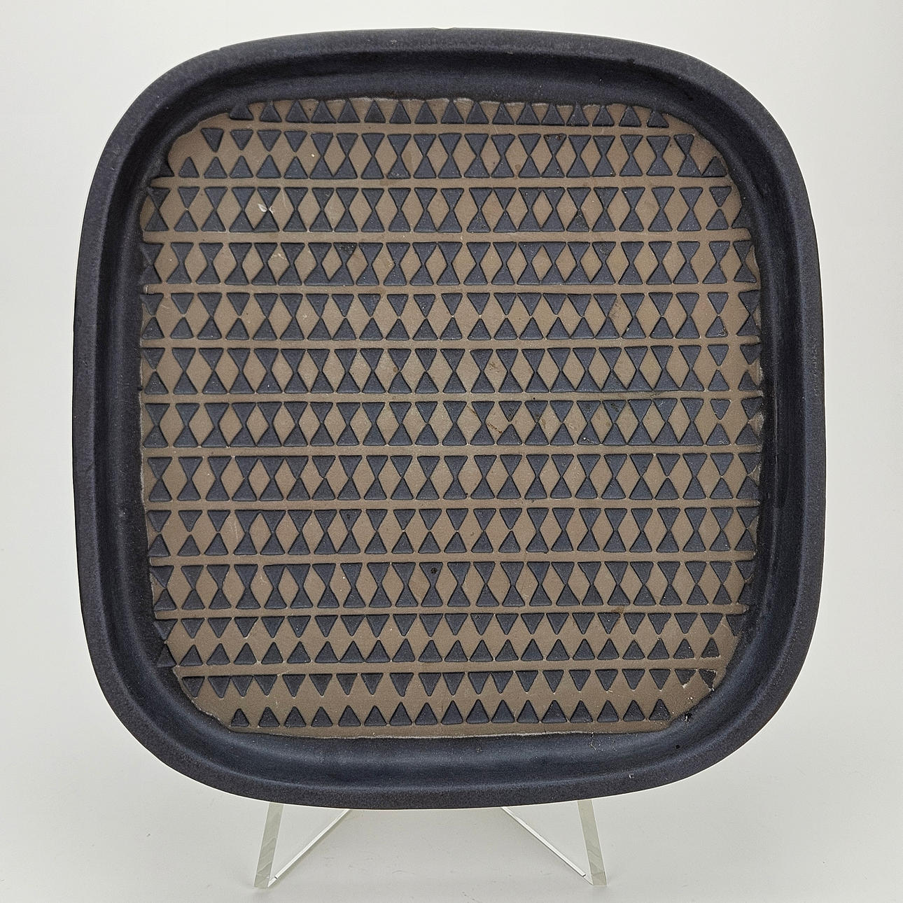 MARI SIMMULSON. A ceramic dish, model 4095M, Upsala-Ekeby.