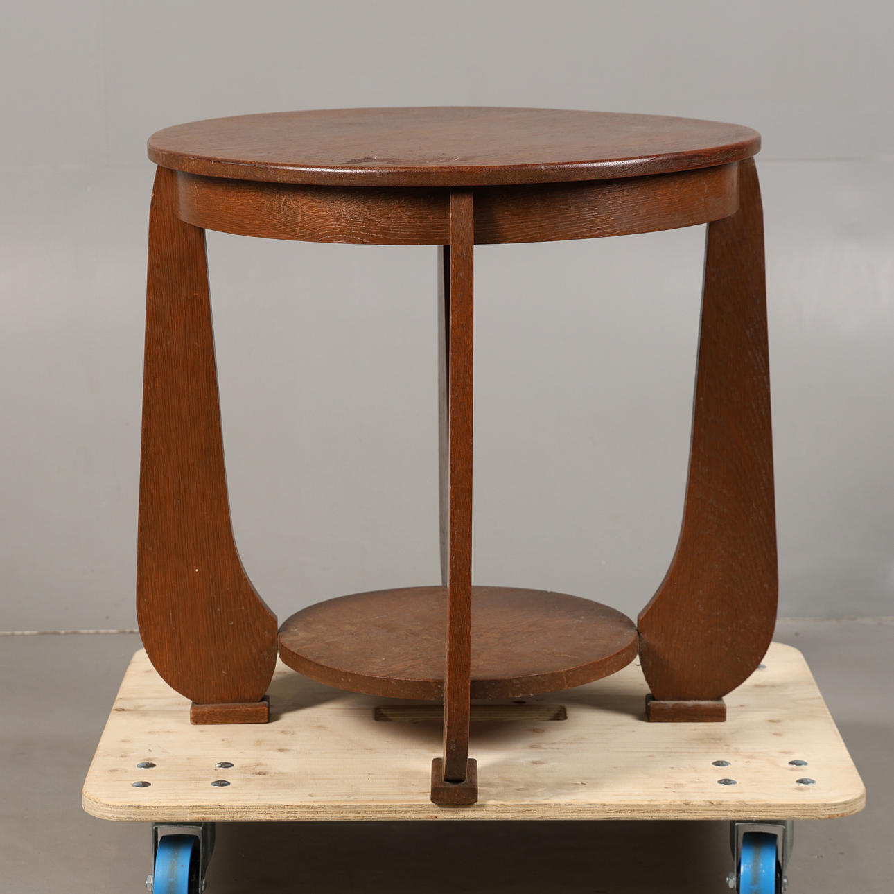 AN ART DECO STYLE OAK CIRCULAR TABLE.