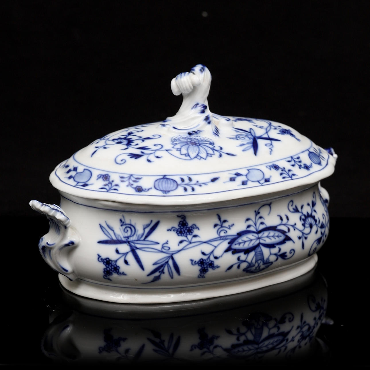 A Meissen “Onion Pattern” porcelain terrine.