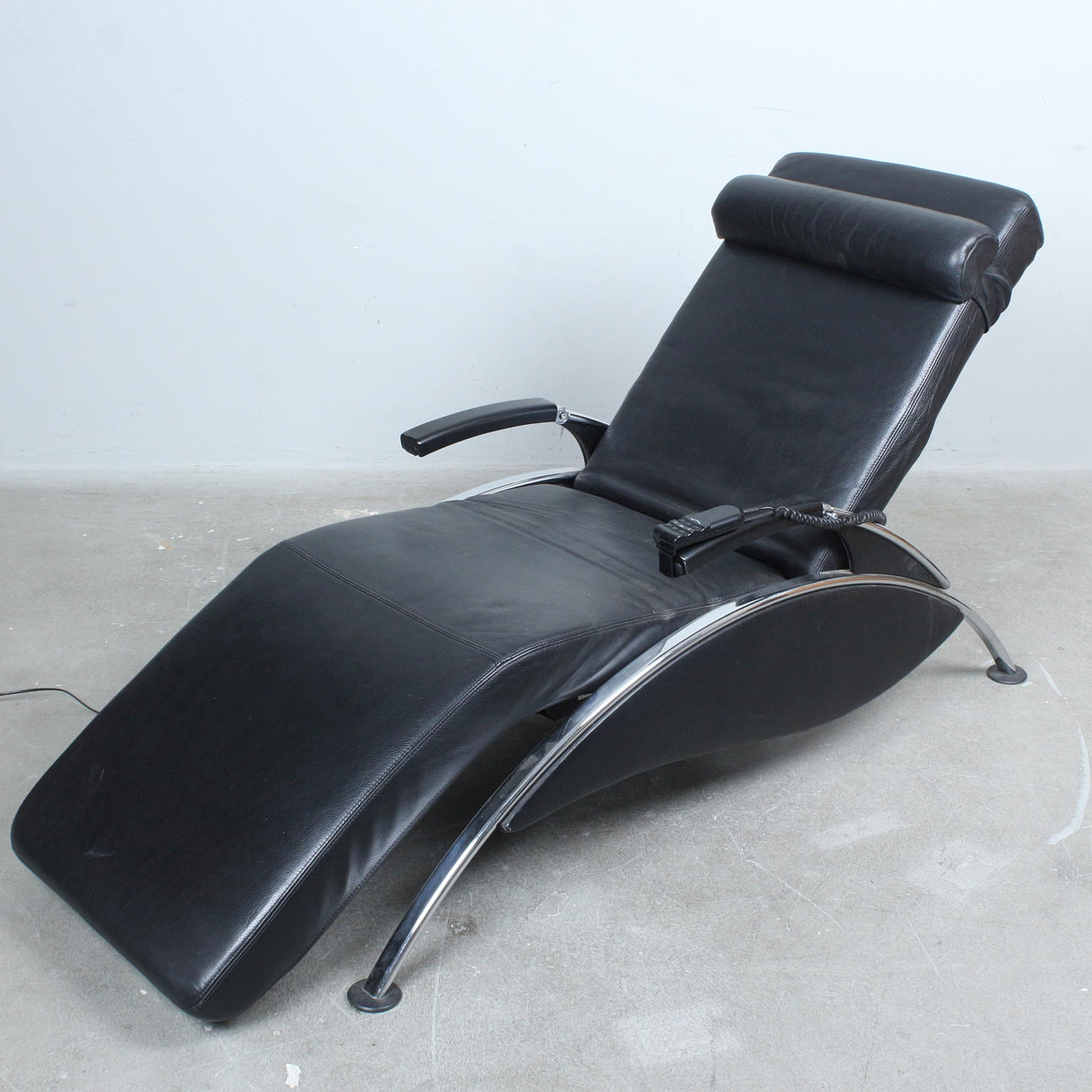 FA. DEWERT. Electronic lounge chair, chrome, leather.