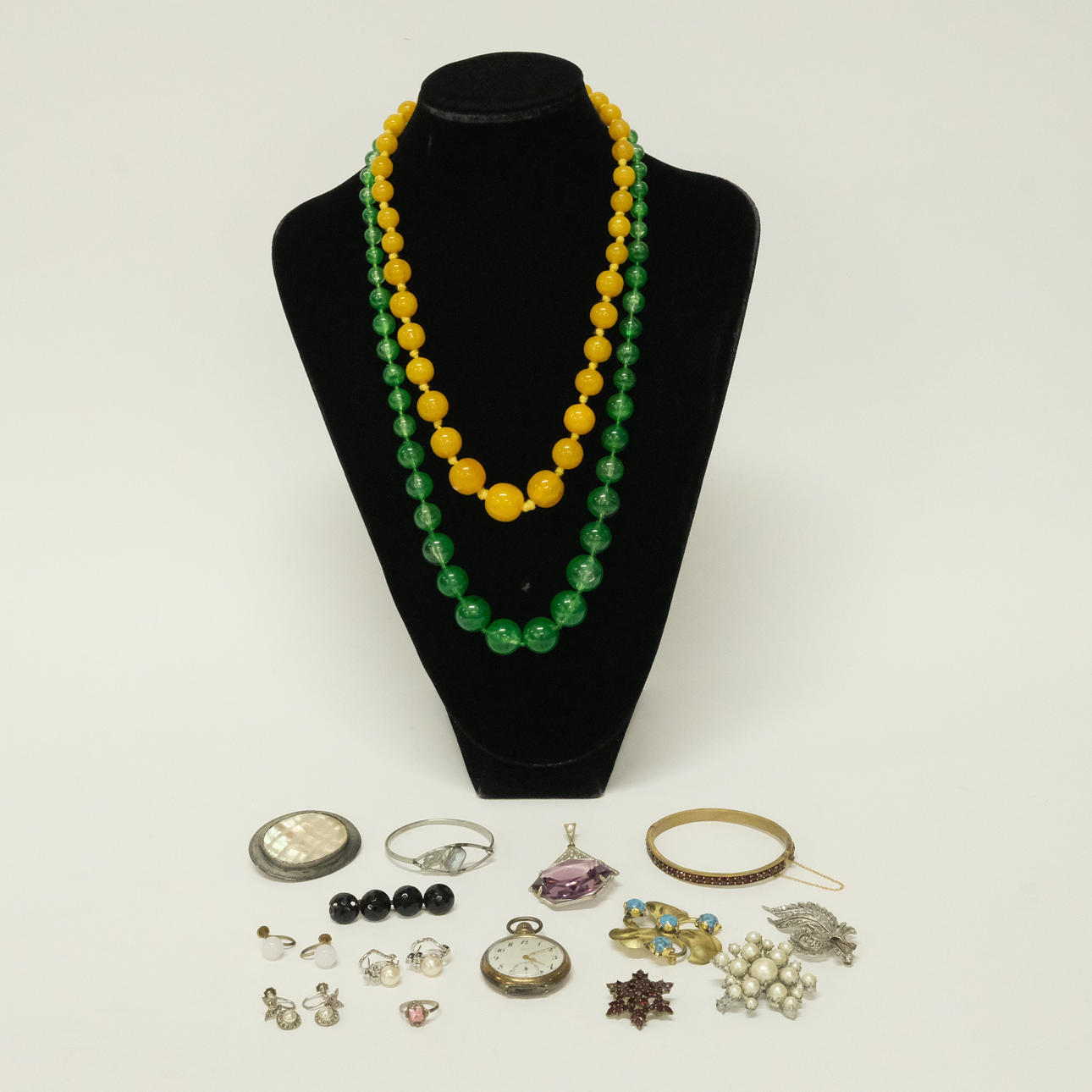 BIJOUTERIE, 13 PIECES.