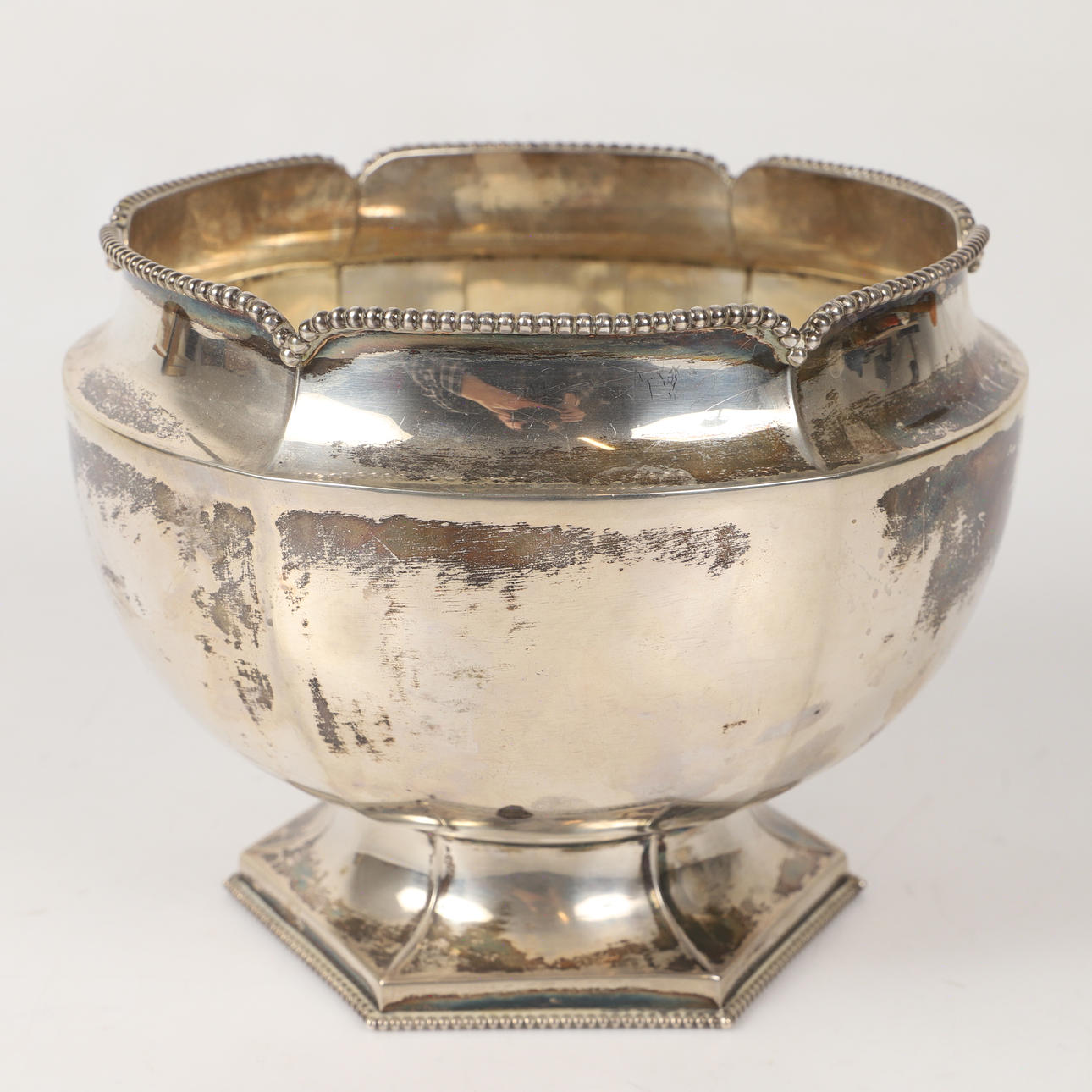 BOWL ON FOOT, silver with hexagonal base and pearl border.