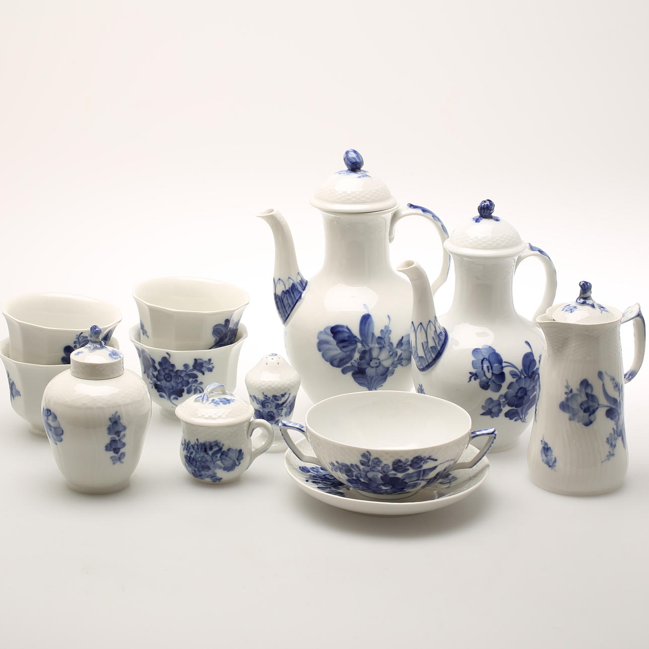 PORSLINFÖREMÅL, 11 delar. Blå Blomst, Royal Copenhagen.